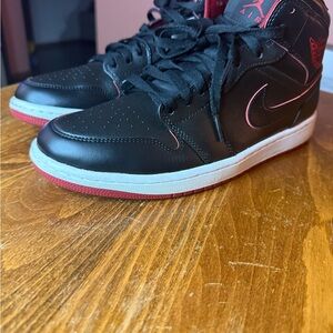 Jordan 1 Mid “Black Red White” Size 9.5M
